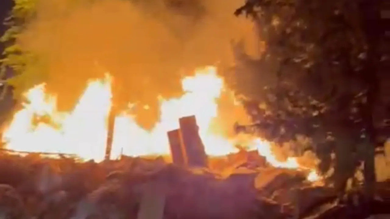 Adana'da sağanakta düşen yıldırımlar iki yangına neden oldu