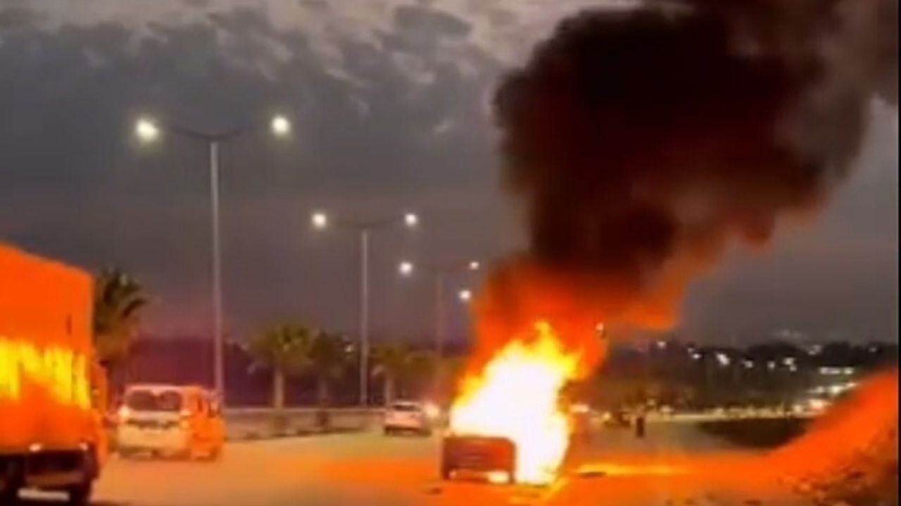 Adana'da seyir halindeki otomobilde çıkan yangın itfaiye tarafından söndürüldü