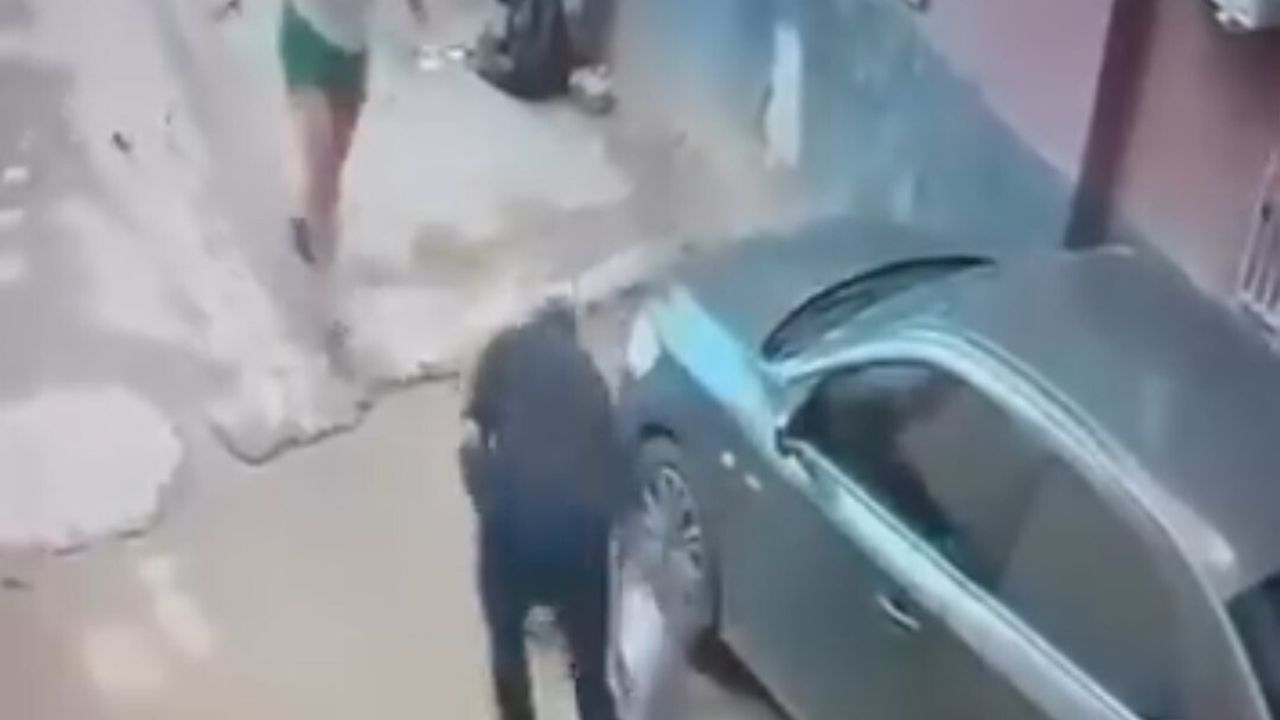 Adana'da sokak ortasında bıçaklama: 'Yasak ilişki' iddiasıyla bir kişi öldü — güvenlik kamerası görüntüleri ortaya çıktı