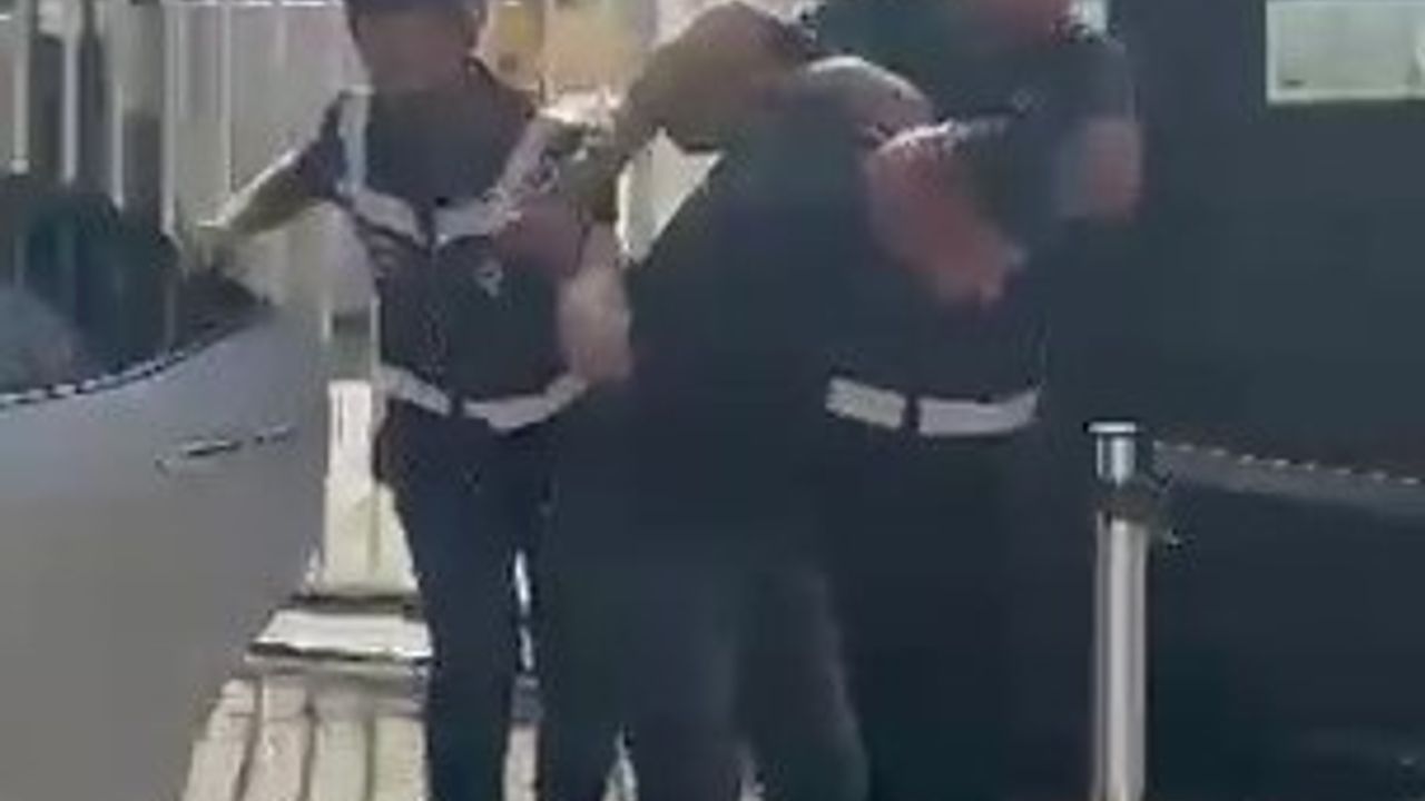 Adana'da telefondan başlayan küfürleşme sokak kavgasına dönüştü: eski iş arkadaşı göğsünden bıçaklandı