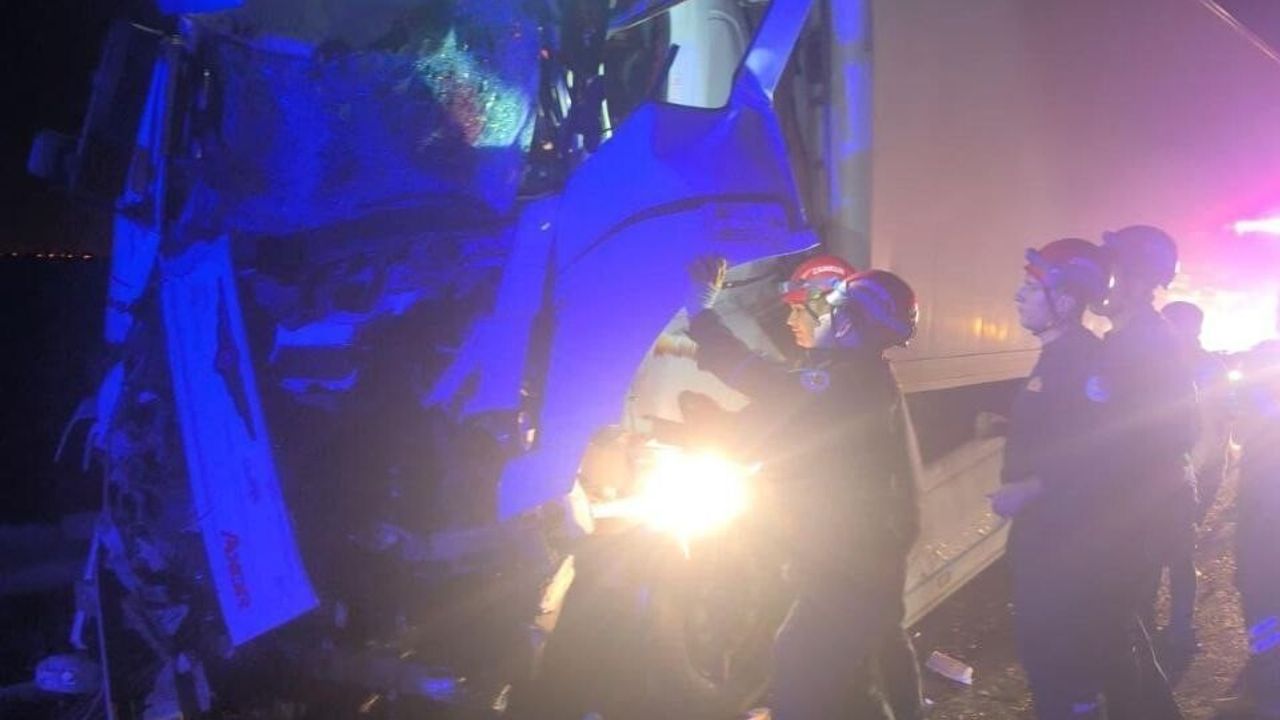 Adana'da TIR, emniyet şeridindeki yolcu otobüsüne arkadan çarptı: 14 yaralı