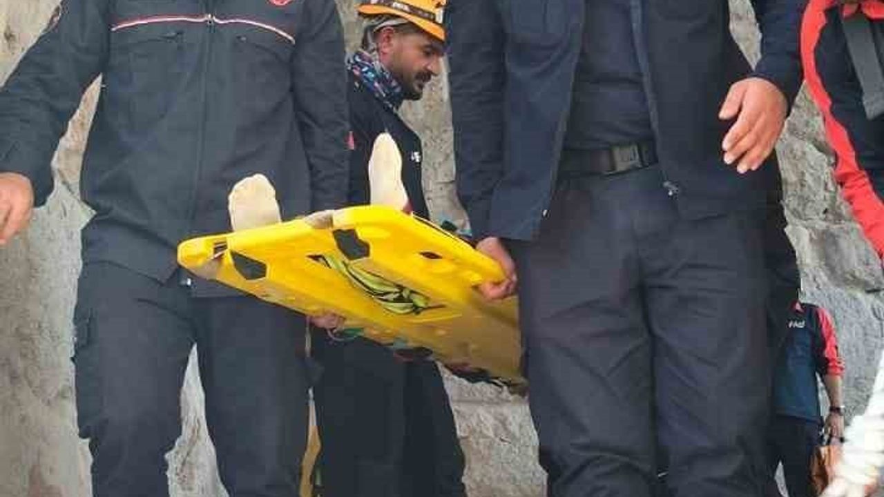 Adana'da Yılankale'de düşen 9 yaşındaki çocuk sedyeyle 1 kilometre taşınarak hastaneye kaldırıldı