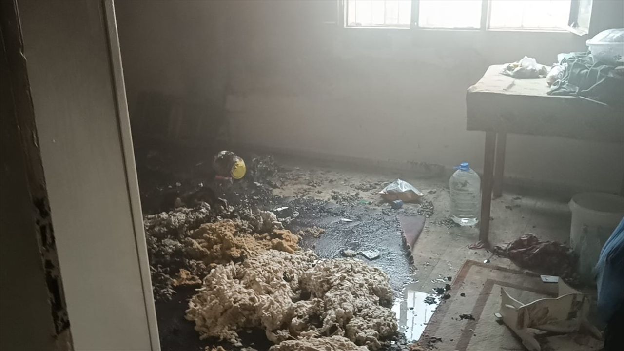 Adana Kozan'da ev yangını: Anne ve engelli kızı dumandan etkilendi