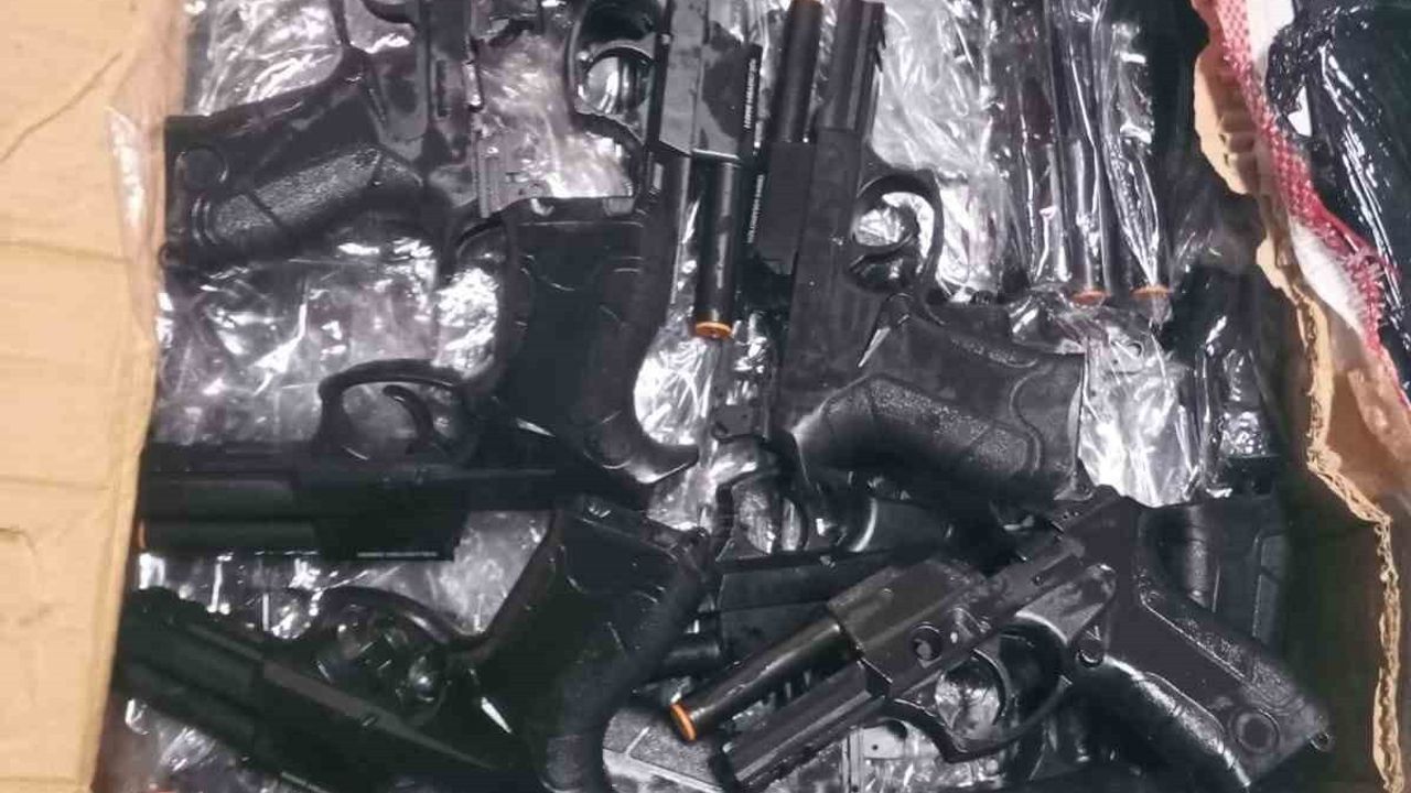 Adana merkezli operasyonda 3 bin 102 kurusıkı tabanca ele geçirildi, 21 şüpheli gözaltında