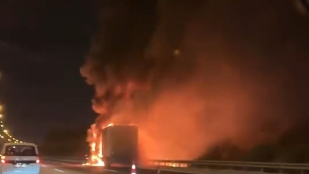 Adana-Mersin Otoyolu Sarıçam'da seyir halindeki tır yandı