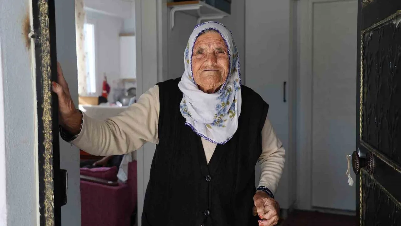 Adana Minnetli’de depremzedeler yeni konutlarına kavuştu — 90 yaşındaki Fatma Uzun yerinde dönüşümle evine taşındı