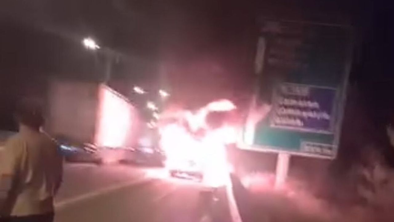 Adana otoyolunda seyir halindeki otomobil yandı, araç kullanılamaz hale geldi