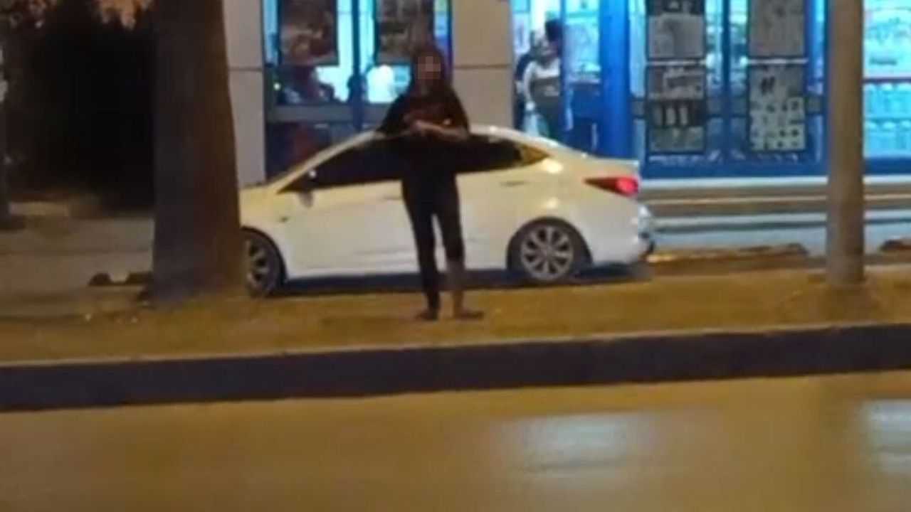 Adana Sarıçam Kozan Caddesi'nde refüjde görüntülenen genç kızın hareketleri