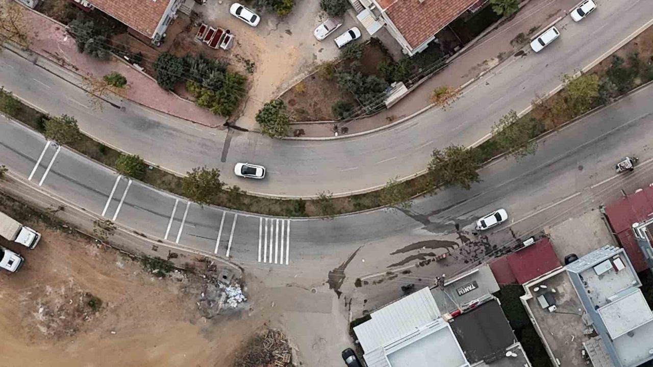 Adana Seyhan'da keskin viraj tehlikesi: Esnaf kamerayla kazaları belgeledi