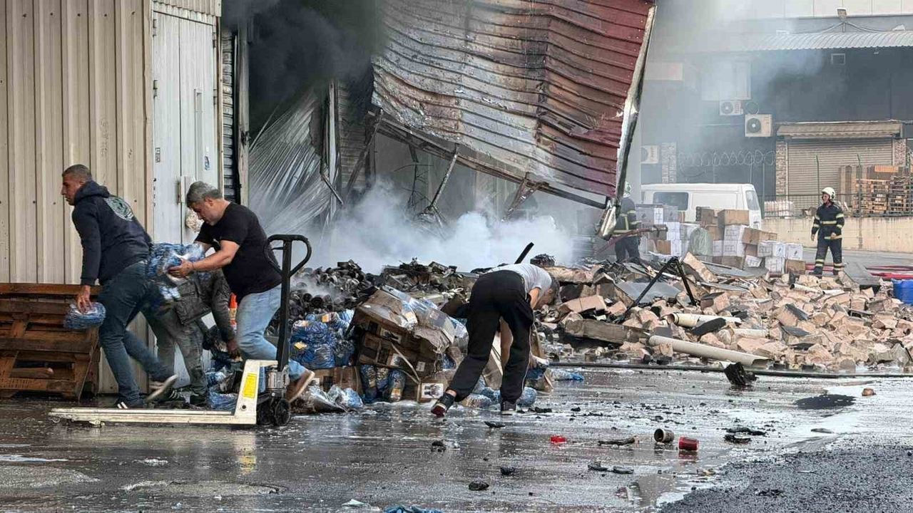 Adana Seyhan Yeşiloba'da hırdavat dükkanında çıkan yangın kontrol altına alındı