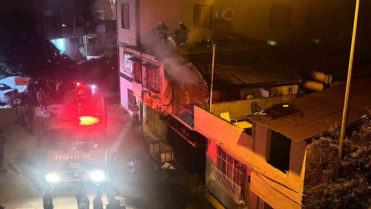 Adana Sümer Mahallesi'nde müstakil ev yangını: Ev kullanılamaz hale geldi