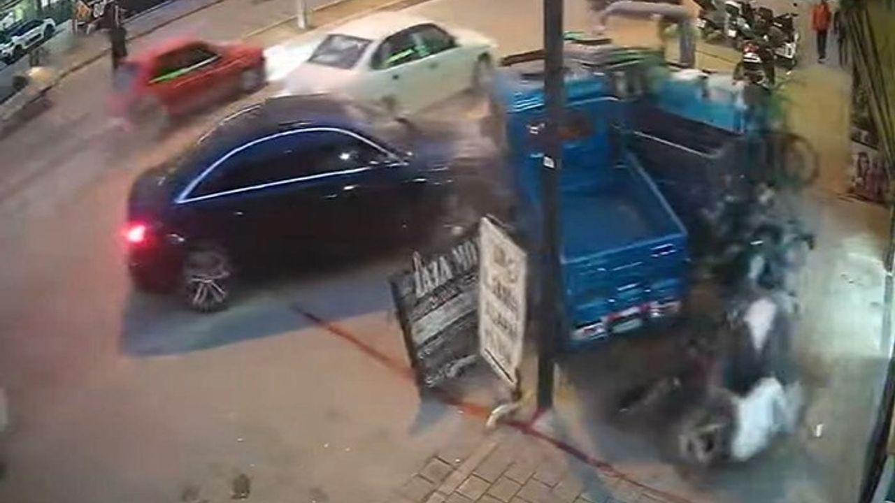 Adana Yüreğir'de otomobil, dolmuşa ve kaldırımdaki 3 tekerli 2 motosiklete çarptı — kaza anı kamerada