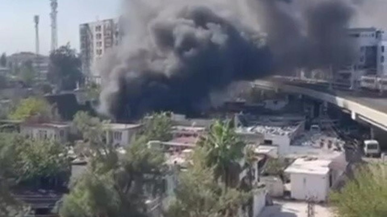 Adana Yüreğir Sinanpaşa'da hurdacı dükkanında yangın söndürüldü