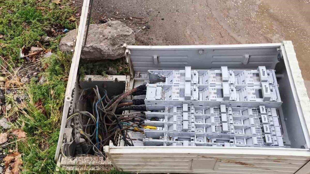 Adıyaman Bahçelievler Mahallesi 910. Sokak'ta devrilen trafo açık hatlarla tehlike oluşturuyor