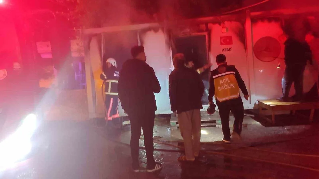 Adıyaman Besni'de konteyner yangını: 95 yaşındaki kadın yaşamını yitirdi