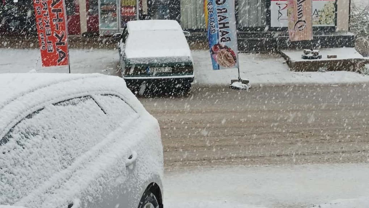 Adıyaman Çelikhan'da yılın ilk karı yağdı; yüksek kesimlerde 5 santime ulaştı