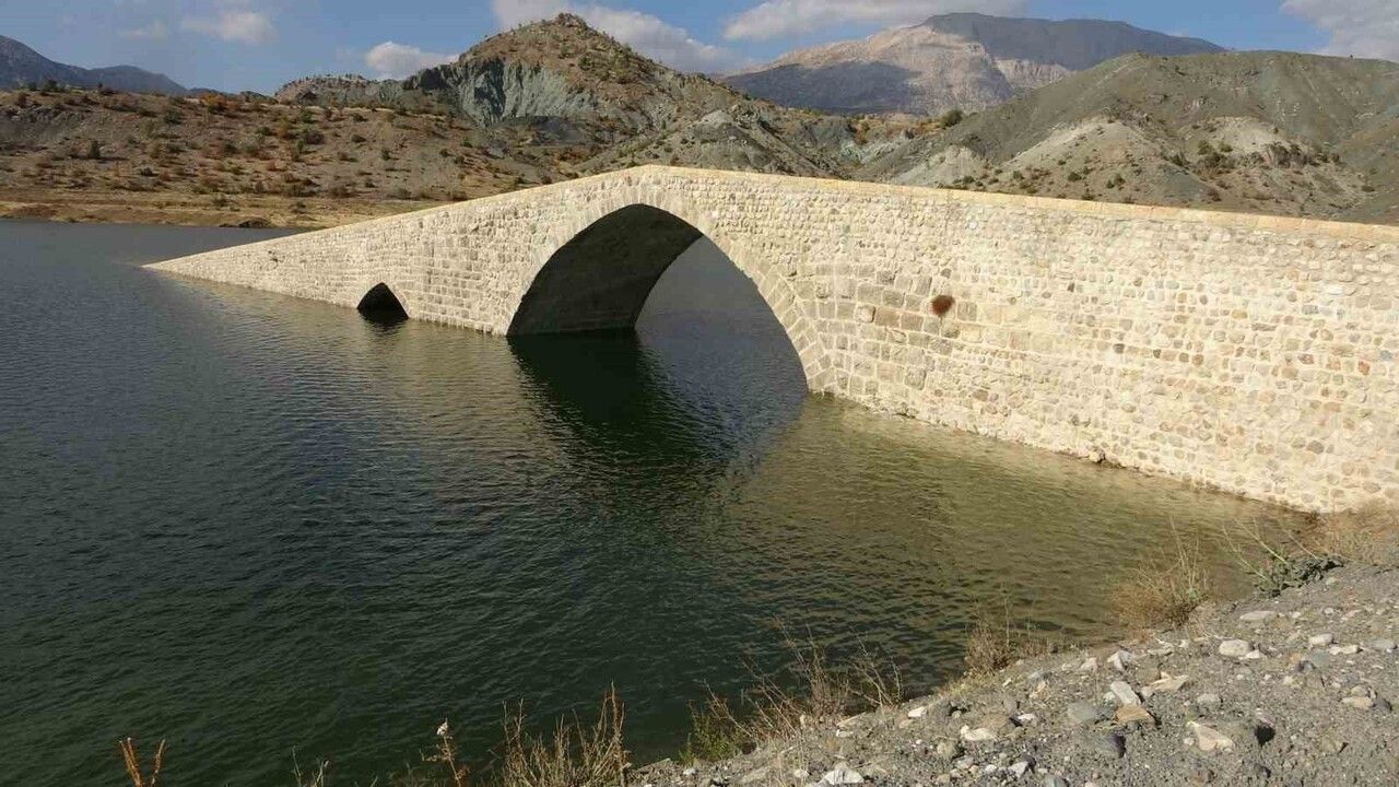 Adıyaman'da 1500 yıllık Altınlı Köprüsü Çetintepe Barajı suları altında kısmen kaldı