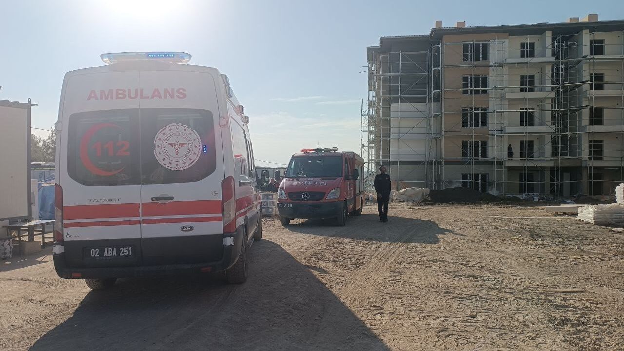 Adıyaman'da alacak iddiası: İki işçi inşaatın tepesinde intihar girişiminde bulundu, diğerleri çalışmaya devam etti