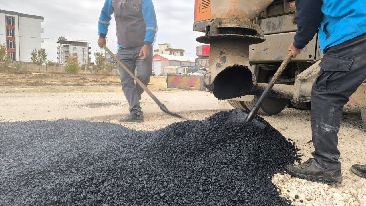 Adıyaman'da Barbaros Hayrettin ve Siteler Mahallelerinde asfalt çalışmaları sürüyor