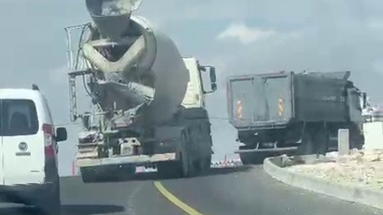 Adıyaman'da beton mikseri trafikte asfalta beton dökerek ilerledi
