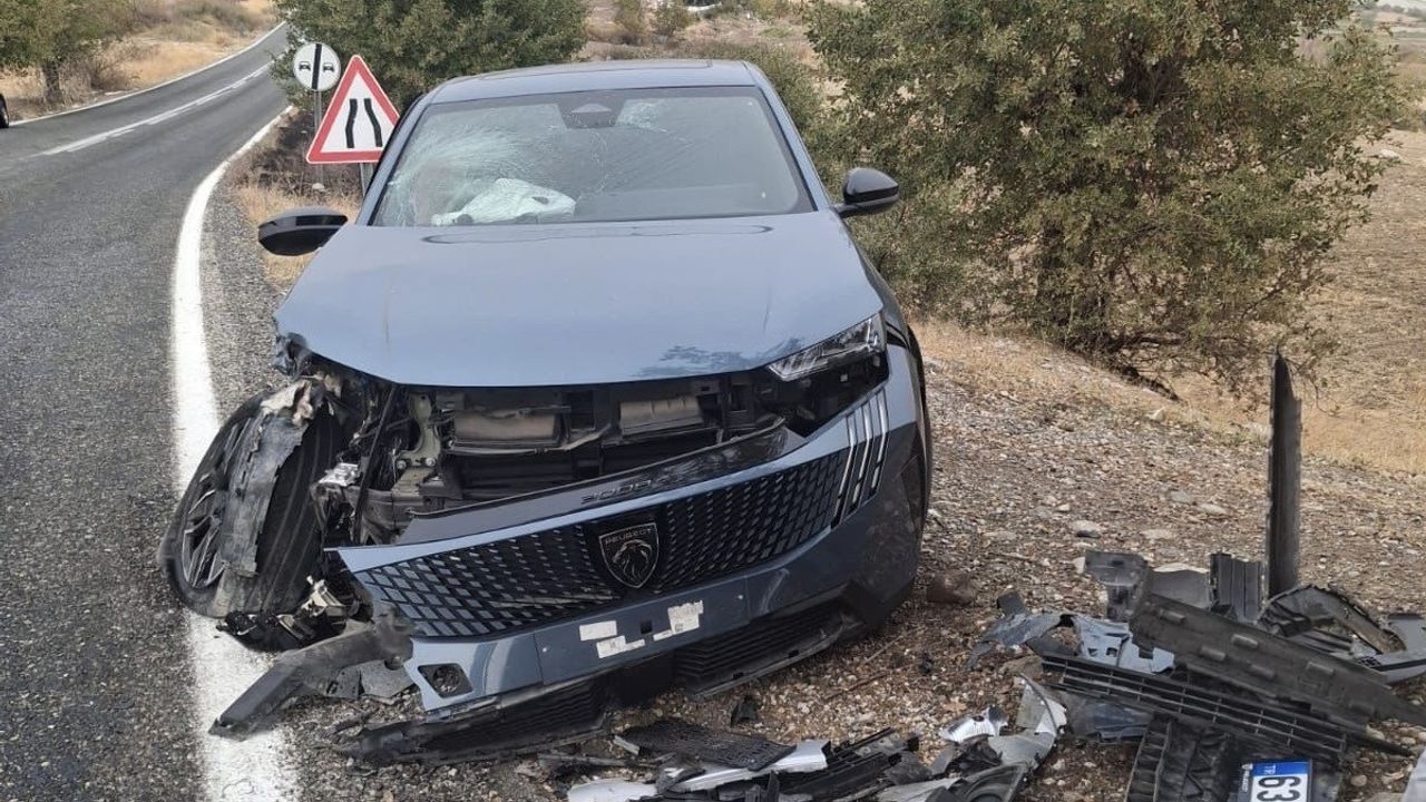 Adıyaman'da Kahta-Cendere yolunda iki otomobil çarpıştı: 10 yaralı