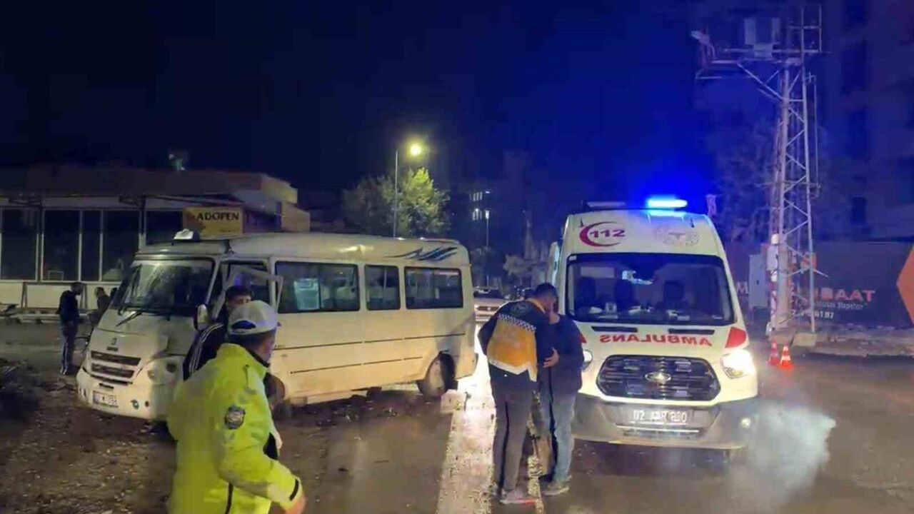 Adıyaman'da şehir içi yolcu minibüsü ile cip çarpıştı: 3 yaralı