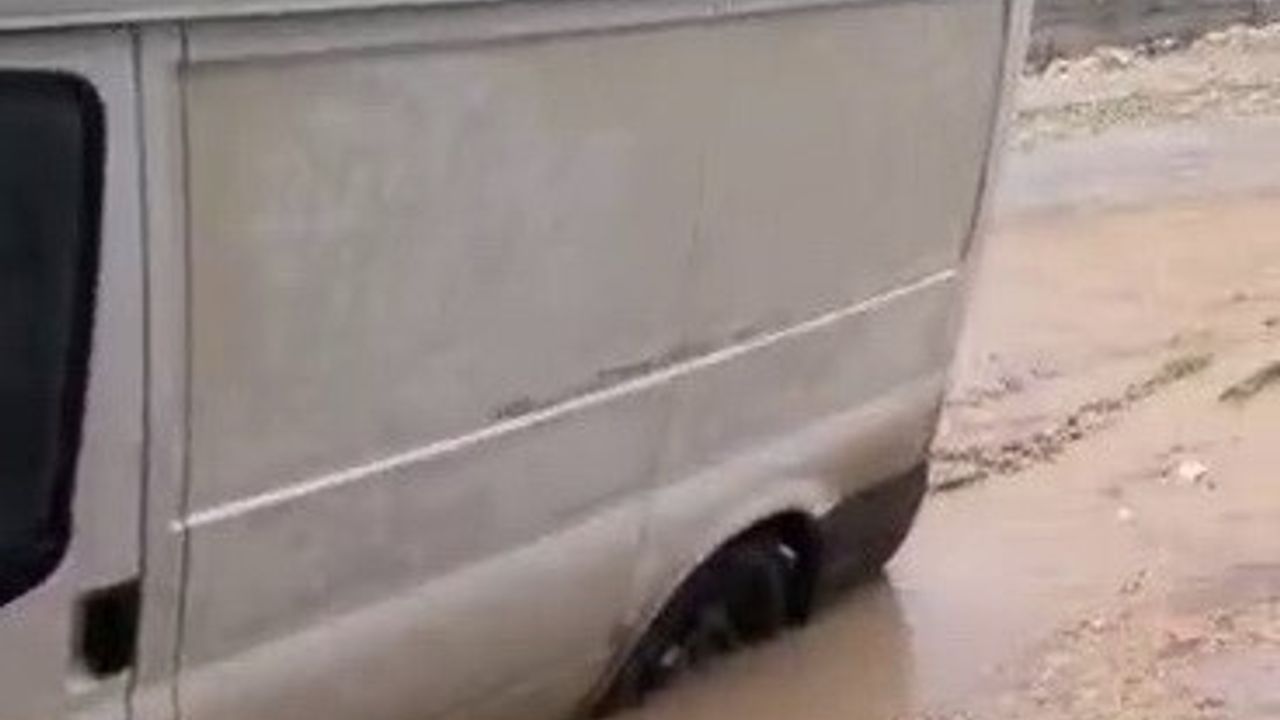 Adıyaman'da Yağış Sonrası Çöken Yolda Minibüs Mahsur Kaldı