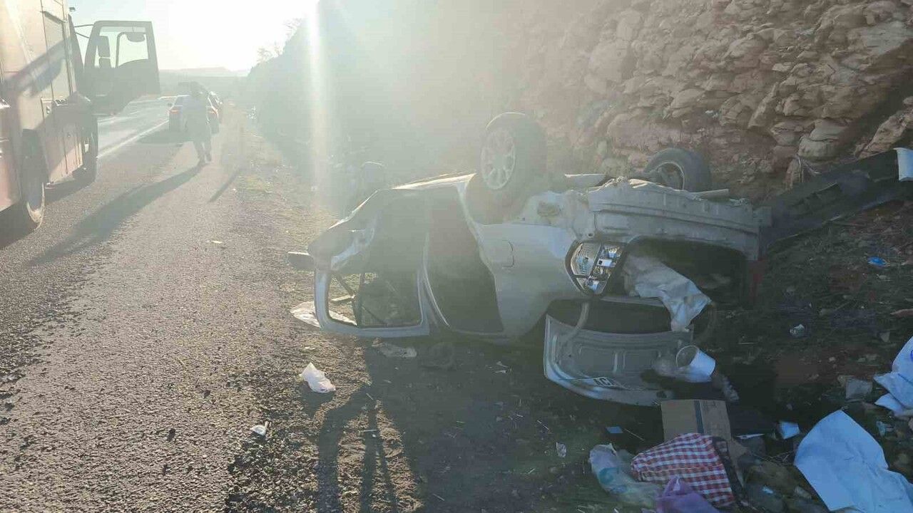 Adıyaman Gölbaşı'nda otomobil devrildi: 3 kişi yaralandı