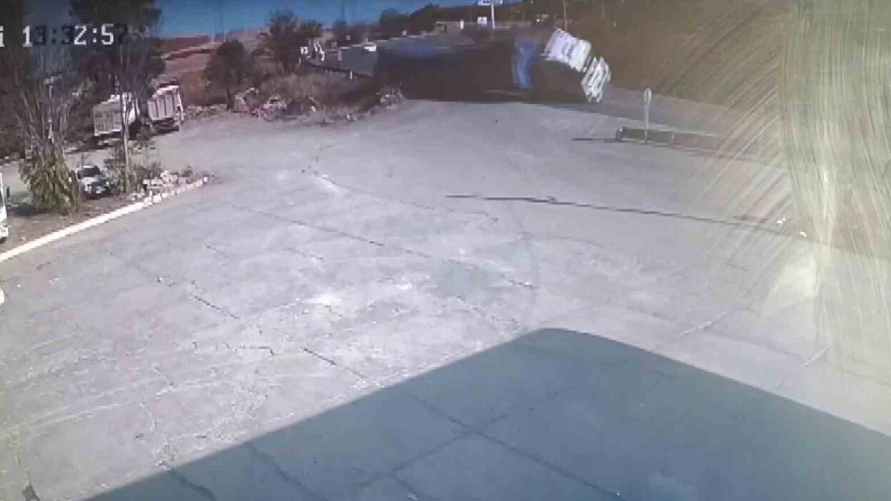 Adıyaman-Gölbaşı yolunda saman yüklü tır Börgenek Rampası'nda yan yattı