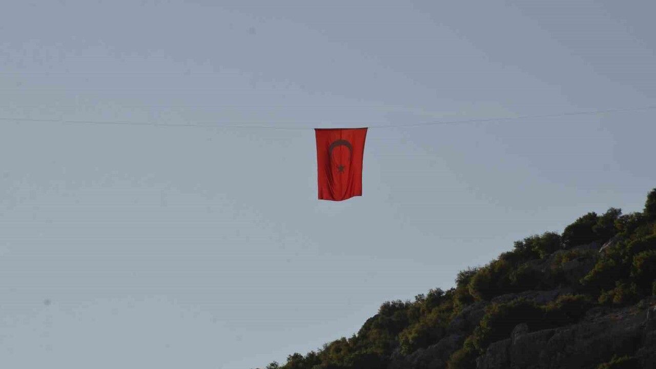 Adıyaman Oyratlı'da İki Dağ Arasına Asılan Türk Bayrağıyla Asker Uğurlama Geleneği Sürüyor