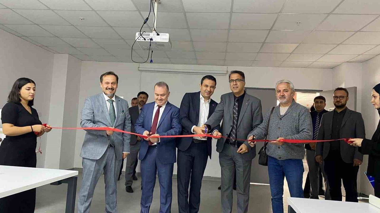 Adnan Menderes Üniversitesi İletişim Fakültesi'nde bilgisayar laboratuvarları yenilendi