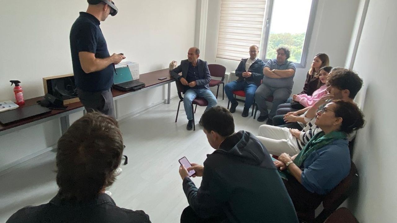 ADÜ e-BİDALAB ve Masaryk Üniversitesi iş birliğiyle öğretmen eğitiminde sanal gerçeklik pilotu başlatıldı