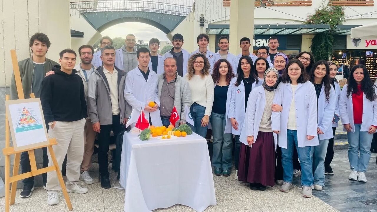 ADÜ Tıp Fakültesi Öğrencilerinden Aydın'da 'Sağlıklı Beslenme' Farkındalık Etkinliği