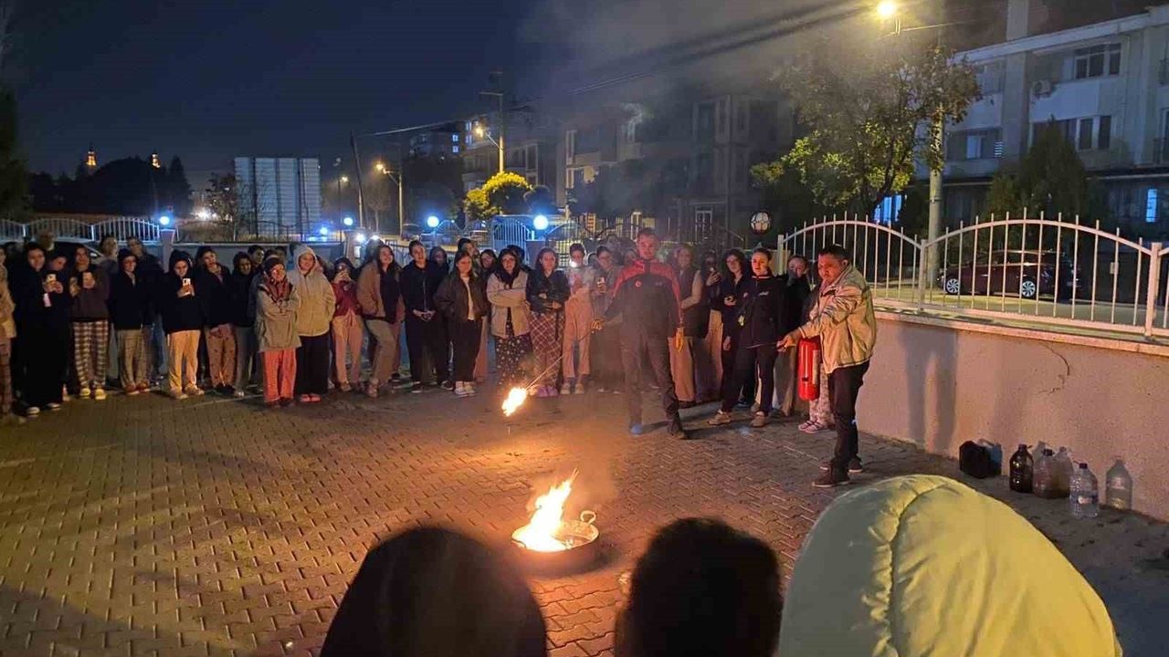 AFAD, Remzi Kaya Kız Öğrenci Yurdu'nda Afet ve Yangın Tatbikatı Gerçekleştirdi
