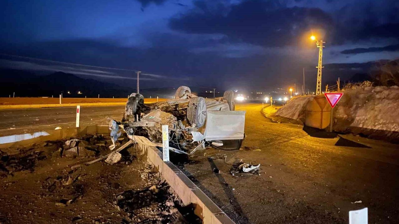 Afşin'de çarpışma: Fiat Tofaş ikiye bölündü, 2 kişi yaralandı