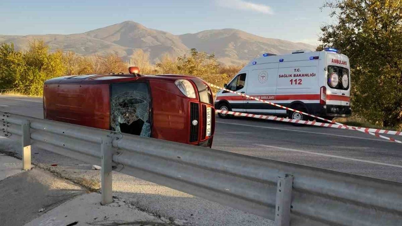 Afyonkarahisar Çay'da hafif ticari araç devrildi: 4 kişi yara almadan kurtuldu
