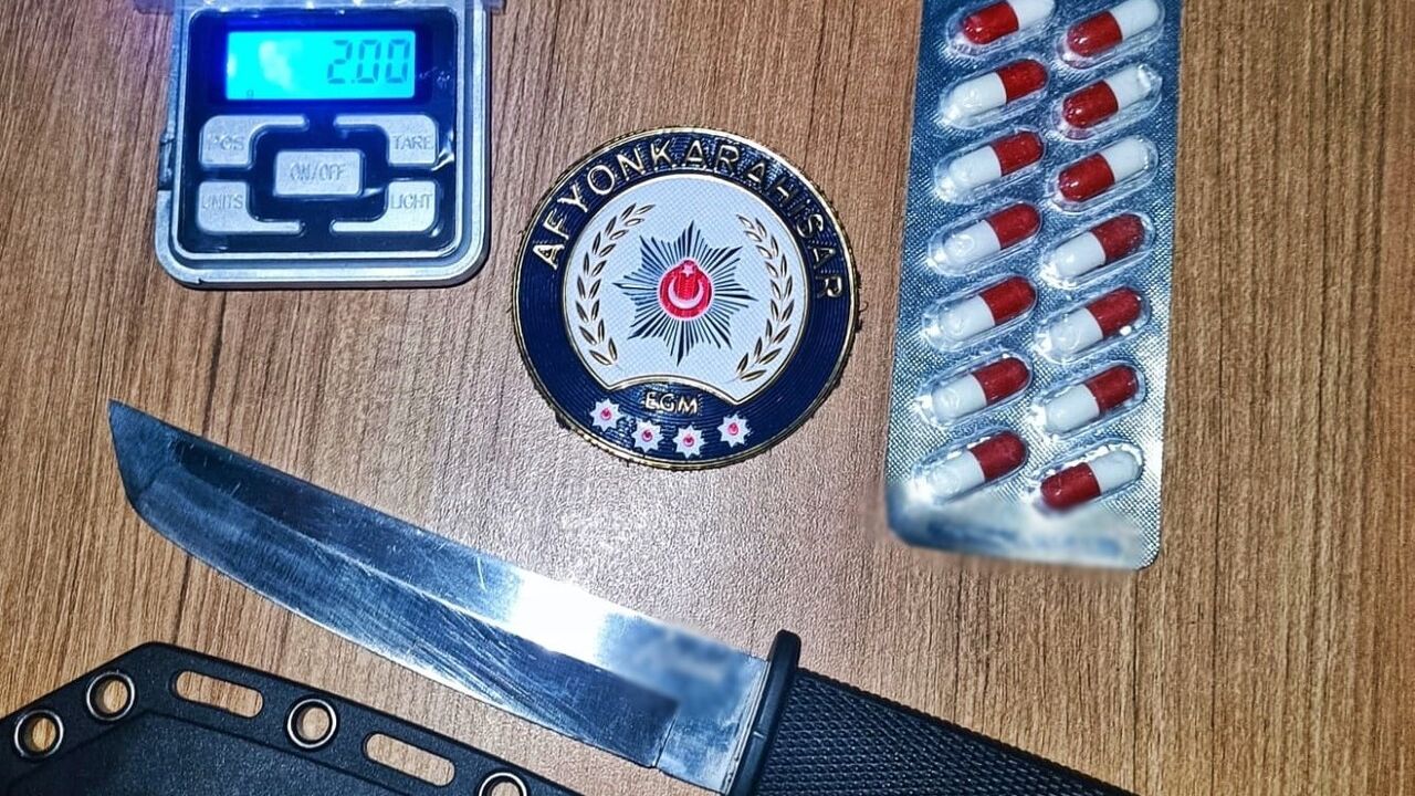 Afyonkarahisar'da 10-17 Kasım denetimlerinde çok sayıda ruhsatsız silah ve uyuşturucu ele geçirildi