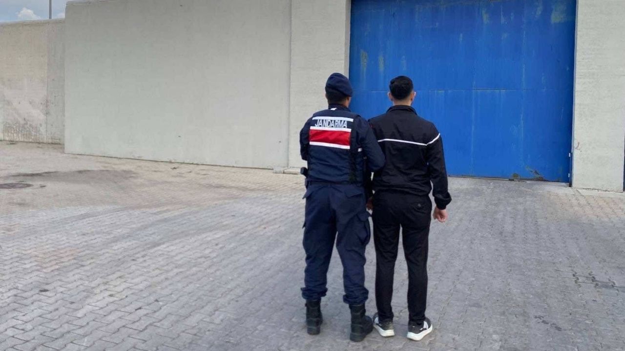 Afyonkarahisar’da 12 yıl hapis cezasıyla aranan K.A. JASAT tarafından Uşak’ta yakalandı