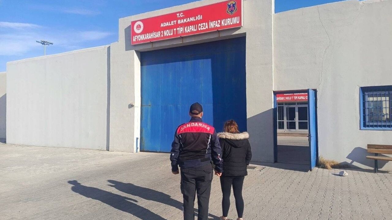 Afyonkarahisar'da 15 yıl 6 ay hapis cezasıyla aranan şüpheli jandarma tarafından yakalandı