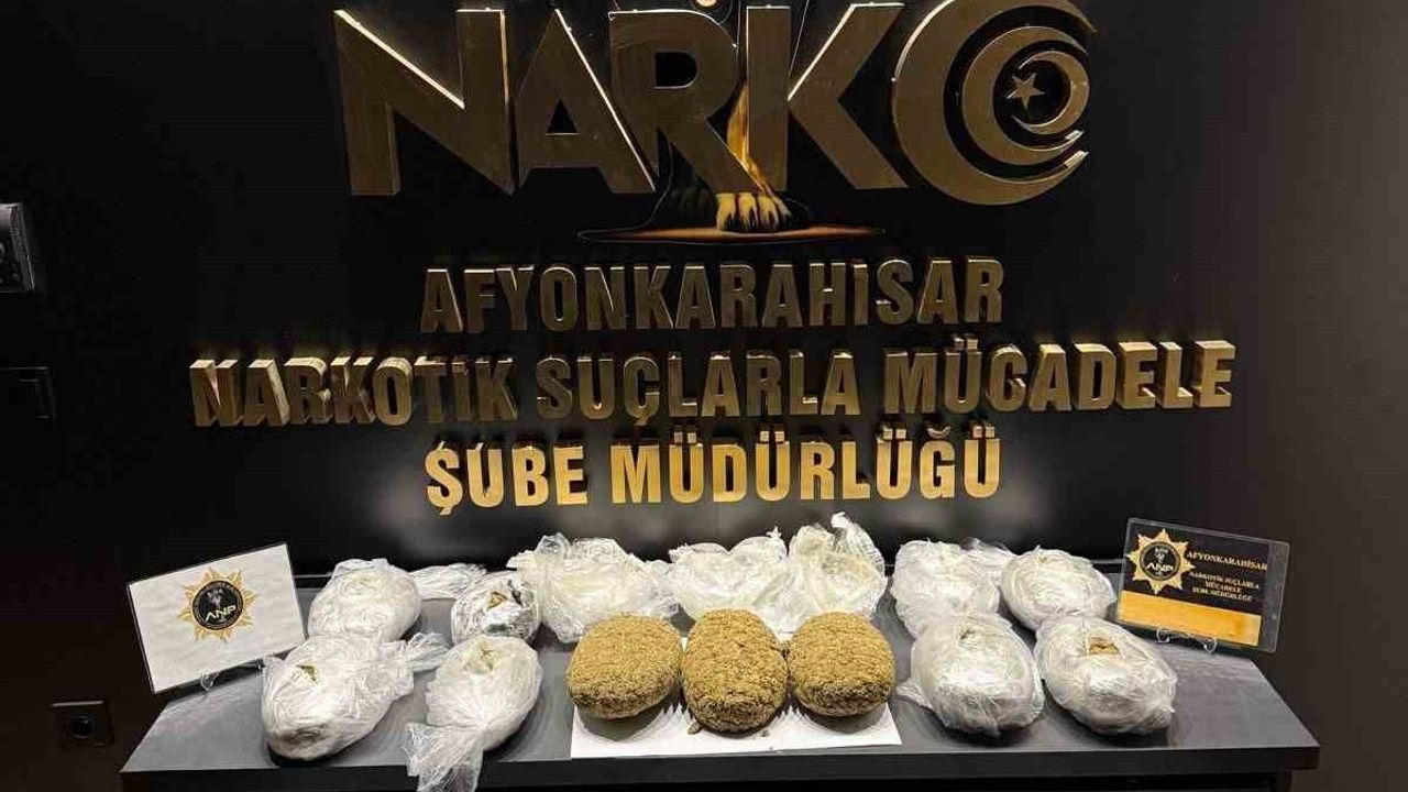 Afyonkarahisar’da Arka Kapı Döşemesine Gizlenmiş 11 kilo 500 gram uyuşturucu ele geçirildi