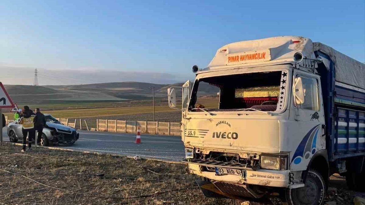 Afyonkarahisar'da Değirmendere yakınında kamyonet ile otomobil çarpıştı: 6 yaralı