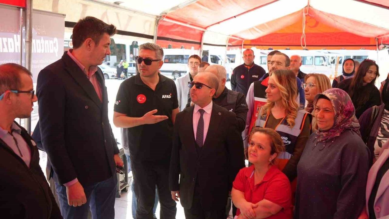 Afyonkarahisar'da 'farkıMda mısın?' Projesi Kapsamında Zafer Kent Meydanı'nda Deprem Tatbikatı