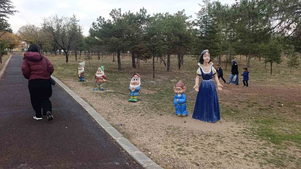 Afyonkarahisar'da Horan Park'ta Pamuk Prenses figürlerinden üçü çalındı