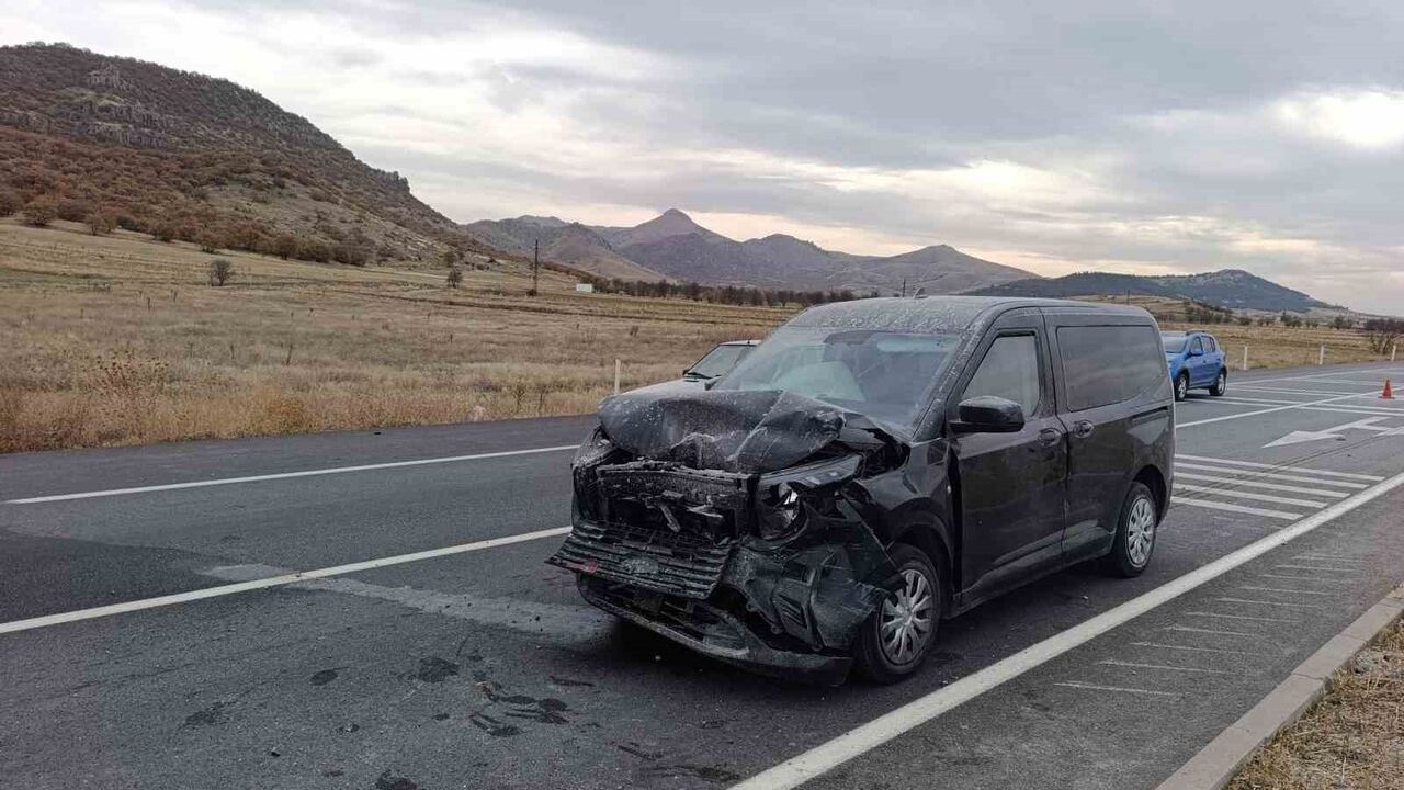 Afyonkarahisar'da iki hafif ticari araç çarpıştı: 7 kişi yaralandı