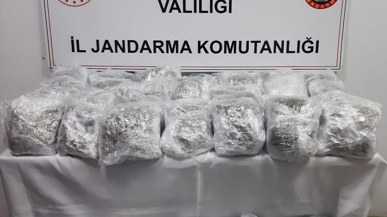 Afyonkarahisar'da jandarmadan dron destekli operasyonda yaklaşık 17 kg skunk ele geçirildi