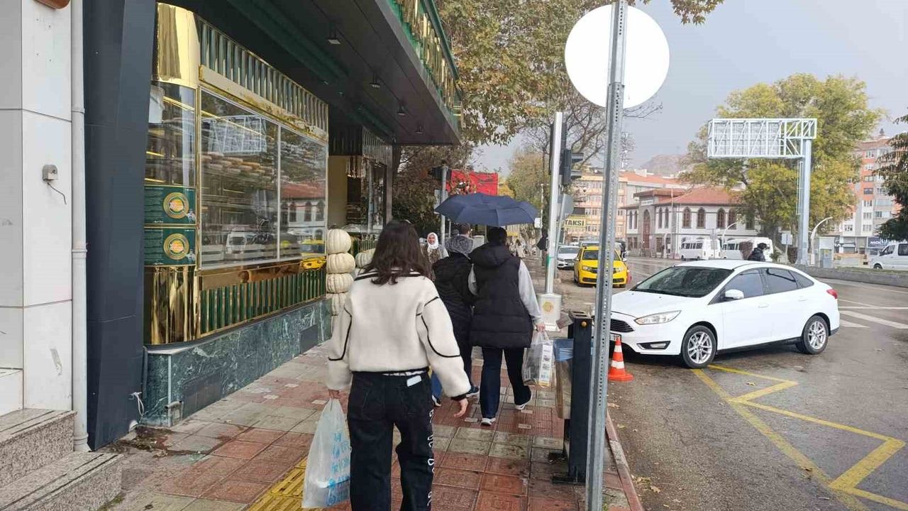 Afyonkarahisar'da meteorolojik uyarı sonrası öğle saatlerinde yağmur başladı