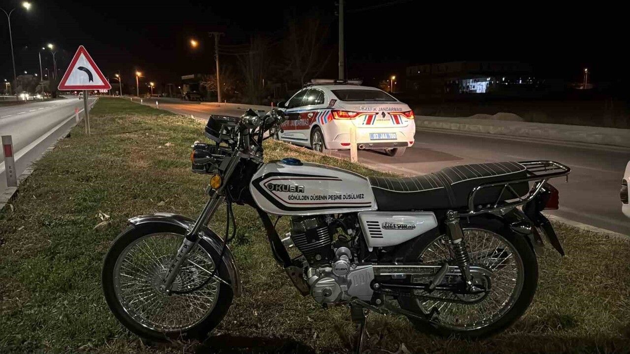 Afyonkarahisar'da motosiklet kaldırıma çarpıp devrildi: 2 kişi yaralandı