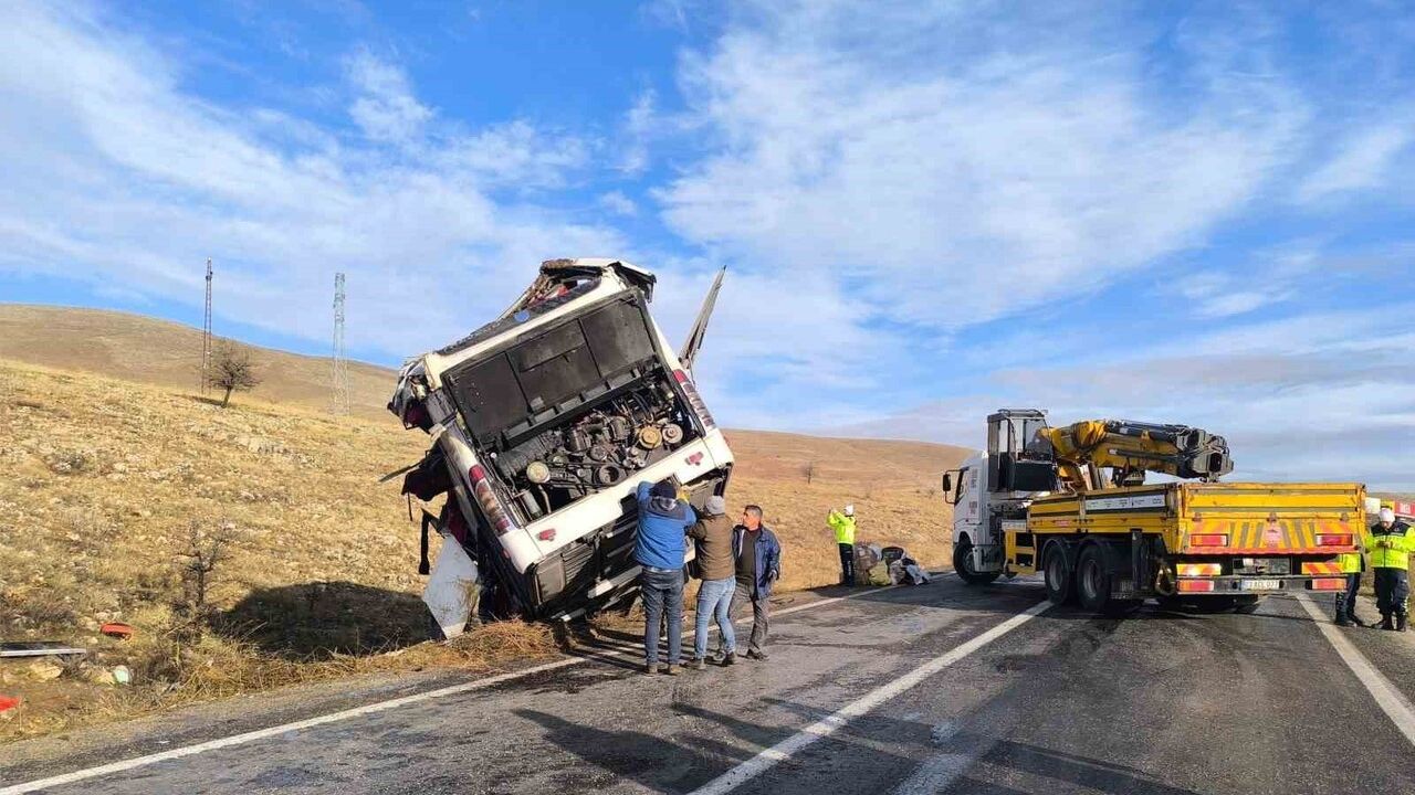 Afyonkarahisar'da otobüs kazası: 2 kişi hayatını kaybetti, 21 kişi yaralandı