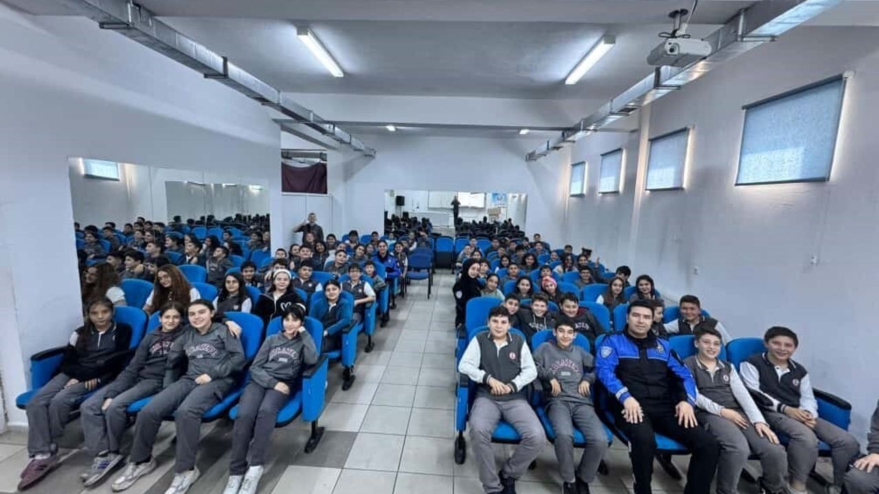 Afyonkarahisar’da polisler Kocatepe Ortaokulu’nda ortaokul öğrencilerine güvenlik eğitimi verdi