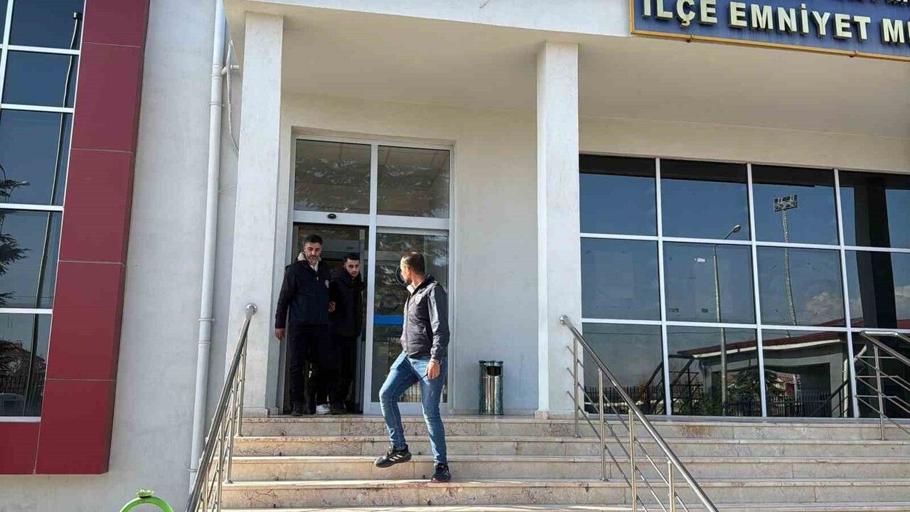 Afyonkarahisar'da telefon dolandırıcılığı: 2 milyon TL ve ziynet eşyalarıyla otobüste yakalandılar